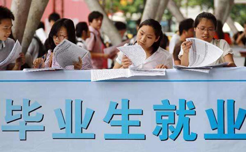 公務(wù)員考試偏向應(yīng)畢業(yè)屆生？往屆生想哭還早了點